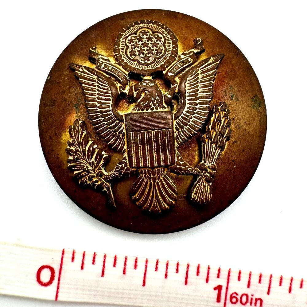 WWII Era Vtg US Army Brass Eagle Button Hat Cap Badge Antique Military Insignia - Picture 3 of 7